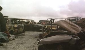 Yoshka ordena a Jonás que ordene las chatarras del abandonado cementerio de automóviles. "Les années lumière" (Director de fotografía: Jean-François Robin).