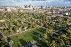 LA MANZANA VACÍA QUE SE OBSERVA EN PRIMER PLANO FUE EN SU TIEMPO LA SEDE DE LA ESCUELA PRIMARIA "JOHN A. OWEN", RECIENTEMENTE DERRUIDA COMO PARTE DEL PROGRAMA DE LAS ESCUELAS PÚBLICAS DE DETROIT PARA DEMOLER ANTIGUOS COLEGIOS, QUE SE HABÍAN CONVERTIDO EN LUGRES INSEGUROS Y RUINOSOS.