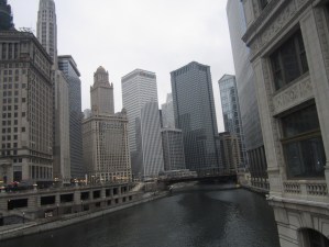 Vista parcial de la Magnificent Mile, en el centro de Chicago. En este caso, estamos ante un vibrante ejemplo de renacimiento de la ciudad compacta norteamericana, con mezcla de usos, papel relevante del peatón y del transporte público, etc. No obstante, antes de su actual éxito, también se observaron en esta zona graves signos de decadencia. Fotografía del autor. 