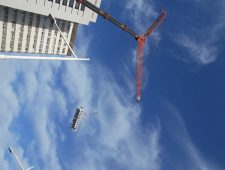 Instalación de maquinaria en piso superior del Hospital de la Mútua de Terrassa. Una leve imprudencia aquí sería terrible. 