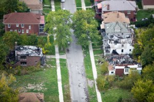 CASAS DERRUIDAS FLANQUEAN "BUENA VISTA STREET WEST" EN HIGHLAND PARK, UNA POBLACIÓN CERCA DE DETROIT QUE JA SUFRIDO UN DECLIVE SIMILAR. CHRYSLER ABANDONÓ SUS OFICINAS CENTRALES EN HIGHLAND PARK A PRINCIPIOS DE LOS AÑOS NOVENTA DEL SIGLO XX (Y SE LLEVÓ CONSIGO   SU RELEVANTE APORTACIÓN FISCAL)