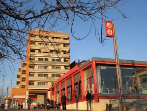 El programa para la urbe densa se basa, entre otros aspectos, en una elevada acumulación de habitantes por kilómetro cuadrado, en una clara distinción entre lo urbano y lo no urbano y en el intento de emplear sistemáticamente el transporte público. Las imágenes corresponden al barrio de La Grípia-Tarrasa Este (Tarrasa-Barcelona). Fotografías del autor.