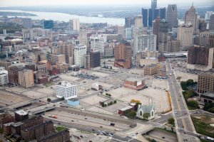 UN ÁREA EN EL LÍMITE DEL CENTRO DE DETROIT, EN LA QUE PARECE QUE HAY MÁS APARCAMIENTOS QUE EDIFICIOS.
