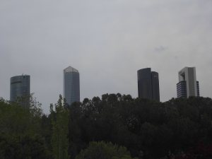 El monstruo avanzando desde el Parque Norte (Madrid).